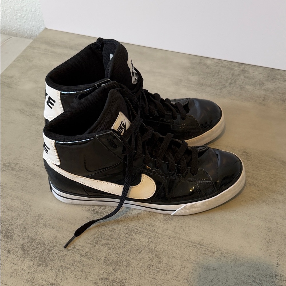 Nike Women's Black and White Sneakers